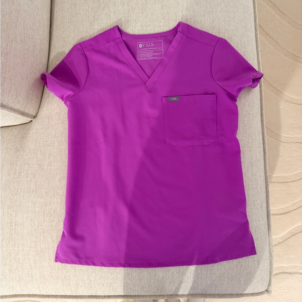 FIGS Catarina Scrub Top XS Petite Ultraberry V-Neck One Pocket EUC